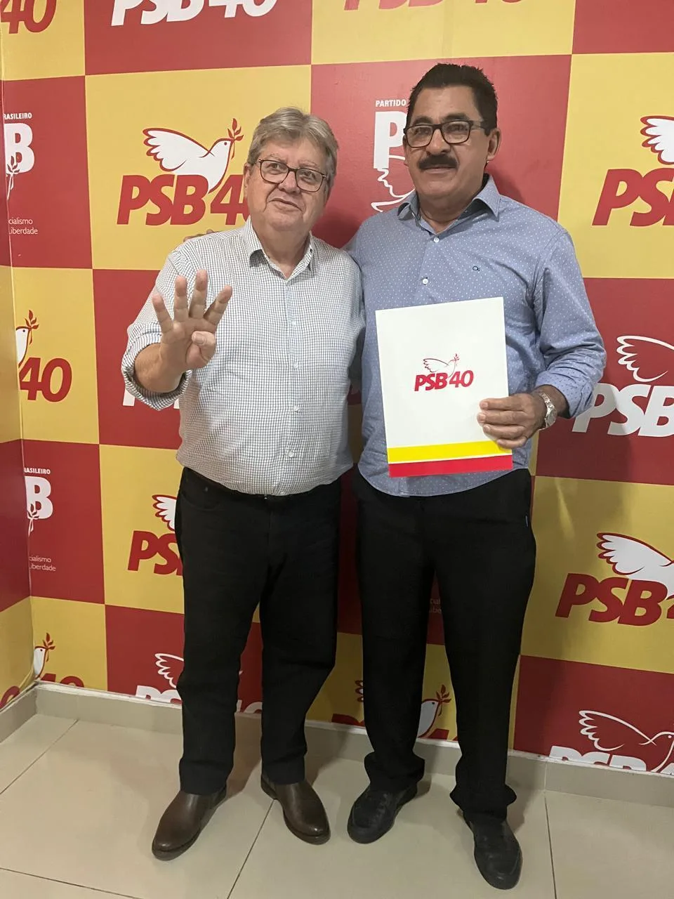 Maringá 98 FM — O pré-candidato ao Senado e presidente estadual do PSB, João Azevêdo, reuniu os pré-candidatos a deputado estadual, oportunidade em que foi reforçada a unidade do grupo na disputa para a Assembleia Legislativa nas eleições de outubro. Um dos destaques entre os pré-candidatos apresentados pelo PSB que irá disputar o cargo de deputado estadual, é o nome de Hebert Levy de Oliveira, conhecido como Dr. Levy da CEHAP. Dr. Levy da CEHAP é advogado, ex-presidente do Botafogo-PB e é filho do ex-prefeito de Jericó, Zé Leopoldo. “Trago comigo a experiência na gestão pública em especial na política habitacional do Estado na […]