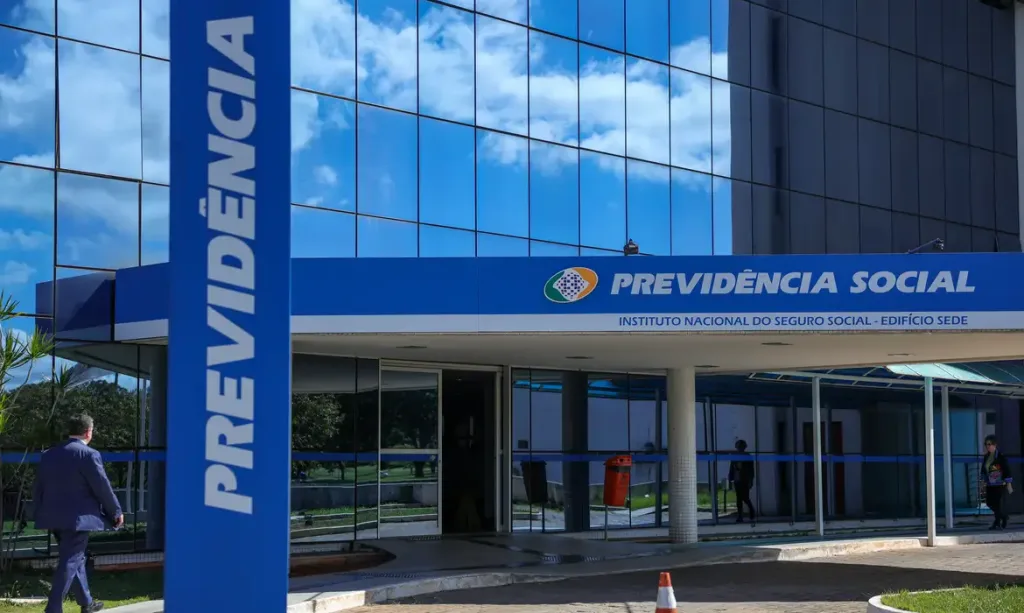 Maringá 98 FM — O Instituto Nacional do Seguro Social (INSS) passou a permitir a concessão do auxílio por incapacidade temporária por até 90 dias sem perícia presencial, ampliando o prazo anterior de 60 dias. A medida foi anunciada pelo Ministério da Previdência Social e já está em vigor para novos pedidos. Com a mudança, segurados podem ter o benefício aprovado apenas com análise documental, desde que apresentem atestados médicos válidos. O processo é feito de forma remota, por meio do sistema Atestmed, sem necessidade de comparecer a uma agência. Saiba como solicitar o benefício Para pedir o auxílio, o trabalhador deve acessar o aplicativo ou site Meu INSS, anexar os [&hellip;]