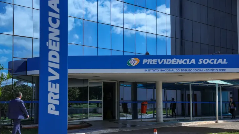 Maringá 98 FM — O Instituto Nacional do Seguro Social (INSS) passou a permitir a concessão do auxílio por incapacidade temporária por até 90 dias sem perícia presencial, ampliando o prazo anterior de 60 dias. A medida foi anunciada pelo Ministério da Previdência Social e já está em vigor para novos pedidos. Com a mudança, segurados podem ter o benefício aprovado apenas com análise documental, desde que apresentem atestados médicos válidos. O processo é feito de forma remota, por meio do sistema Atestmed, sem necessidade de comparecer a uma agência. Saiba como solicitar o benefício Para pedir o auxílio, o trabalhador deve acessar o aplicativo ou site Meu INSS, anexar os [&hellip;]