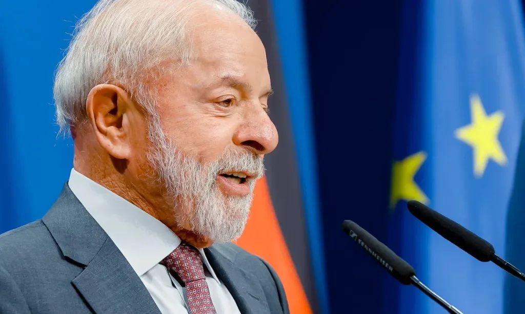 Maringá 98 FM — O presidente Luiz Inácio Lula da Silva (PT) deu emtrada, na manhã desta sexta-feira (24), no Hospital Sírio Libanês, em São Paulo, onde será submetido a procedimentos médicos. Segundo o Palácio do Planalto, o petista fará a retirada de queratose na cabeça e uma infiltração no punho para tratar uma tendinite no polegar da mão direita. Os procedimentos são considerados simples, sem preparo médico. A previsão é de que Lula receba alta ainda nesta sexta-feira e fique na casa dele, em Pinheiros, bairro da Zona Oeste da capital paulista, até sábado (25). Ele deve retornar para Brasília no domingo (26), onde participará de um congresso do [&hellip;]