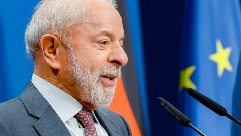 Maringá 98 FM — O presidente Luiz Inácio Lula da Silva (PT) deu emtrada, na manhã desta sexta-feira (24), no Hospital Sírio Libanês, em São Paulo, onde será submetido a procedimentos médicos. Segundo o Palácio do Planalto, o petista fará a retirada de queratose na cabeça e uma infiltração no punho para tratar uma tendinite no polegar da mão direita. Os procedimentos são considerados simples, sem preparo médico. A previsão é de que Lula receba alta ainda nesta sexta-feira e fique na casa dele, em Pinheiros, bairro da Zona Oeste da capital paulista, até sábado (25). Ele deve retornar para Brasília no domingo (26), onde participará de um congresso do [&hellip;]
