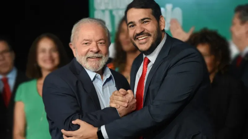Maringá 98 FM — O Plenário do Senado Federal rejeitou nesta quarta-feira (29) a indicação do advogado-geral da União, Jorge Messias, para ocupar o cargo de ministro do Supremo Tribunal Federal (STF). Essa é a primeira vez desde 1894 que os senadores rejeitam uma indicação do presidente da República ao Supremo. Messias foi rejeitado por 42 votos a 34 e uma abstenção. A votação foi secreta. O ministro de Lula precisava do apoio de ao menos 41 dos 81 senadores, a maioria absoluta. Com a rejeição, a mensagem com a indicação de Messias foi arquivada e o presidente Lula terá que enviar um novo nome para ocupar a vaga deixada por Luis [&hellip;]