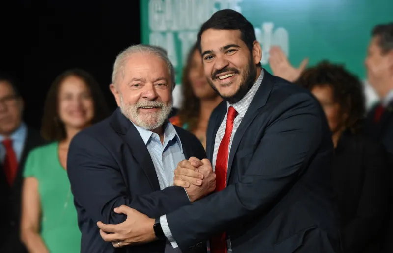Maringá 98 FM — O Plenário do Senado Federal rejeitou nesta quarta-feira (29) a indicação do advogado-geral da União, Jorge Messias, para ocupar o cargo de ministro do Supremo Tribunal Federal (STF). Essa é a primeira vez desde 1894 que os senadores rejeitam uma indicação do presidente da República ao Supremo. Messias foi rejeitado por 42 votos a 34 e uma abstenção. A votação foi secreta. O ministro de Lula precisava do apoio de ao menos 41 dos 81 senadores, a maioria absoluta. Com a rejeição, a mensagem com a indicação de Messias foi arquivada e o presidente Lula terá que enviar um novo nome para ocupar a vaga deixada por Luis […]