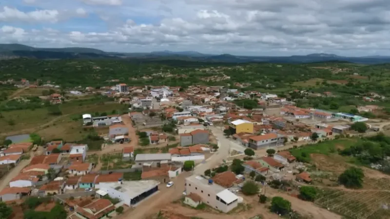 Maringá 98 FM — Quarenta e nove cidades da Paraíba comemoram emancipação política, nesta quarta-feira (29). Em 1994, os municípios ganharam autonomia administrativa após o reconhecimento em leis aprovadas na Assembleia Legislativa. As leis foram propostas pelo então governador Cícero Lucena. Existe uma divergência com relação ao período de emancipação. Pois os documentos foram assinados no dia 29 de abrill de 1994, mas publicados apeanas no dia 5 de maio. Portanto, oficialmente, a emancipação só entrou em vigor a partir da data de publicação oficial, mesmo que muitos desses municípios comemorem, de fato, o ato na data das assinaturas dos decretos. Veja a lista [&hellip;]