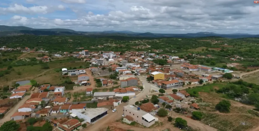 Maringá 98 FM — Quarenta e nove cidades da Paraíba comemoram emancipação política, nesta quarta-feira (29). Em 1994, os municípios ganharam autonomia administrativa após o reconhecimento em leis aprovadas na Assembleia Legislativa. As leis foram propostas pelo então governador Cícero Lucena. Existe uma divergência com relação ao período de emancipação. Pois os documentos foram assinados no dia 29 de abrill de 1994, mas publicados apeanas no dia 5 de maio. Portanto, oficialmente, a emancipação só entrou em vigor a partir da data de publicação oficial, mesmo que muitos desses municípios comemorem, de fato, o ato na data das assinaturas dos decretos. Veja a lista […]