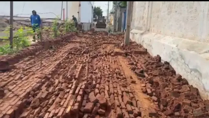 Maringá 98 FM — &nbsp; As chuvas registradas na noite dessa segunda-feira (13) provocaram a queda de um muro em rua localizada por trás do prédio da Casa da Cidadania, no Centro da cidade de Pombal, no Sertão paraibano. Com o desabamento, a via ficou intransitável, coberta por tijolos. Na manhã desta terça-feira (14), uma equipe de trabalhadores iniciou a limpeza do local para liberar o tráfego e reduzir os transtornos à população. Apesar do susto, ninguém ficou ferido. A ocorrência reforça o alerta para os impactos das chuvas intensas em áreas urbanas da cidade. &nbsp; &nbsp;