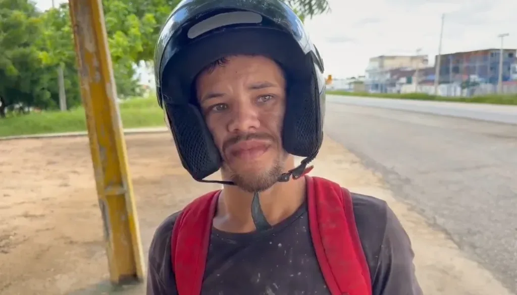 Maringá 98 FM —   Um homem ficou ferido após ser atacado por cães enquanto trafegava de moto por uma rua próxima à área da vaquejada, no centro de Pombal, no Sertão paraibano. O caso foi relatado pela própria vítima à reportagem. Segundo o motociclista, ele estava sozinho quando os animais avançaram em direção ao veículo. Na tentativa de desviar, acelerou a moto, mas acabou caindo após um dos cães atravessar repentinamente à sua frente. Com a queda, o homem sofreu ferimentos. A vítima afirmou ainda que passa diariamente pelo local acompanhado da esposa e da filha de apenas sete meses, e relatou preocupação […]