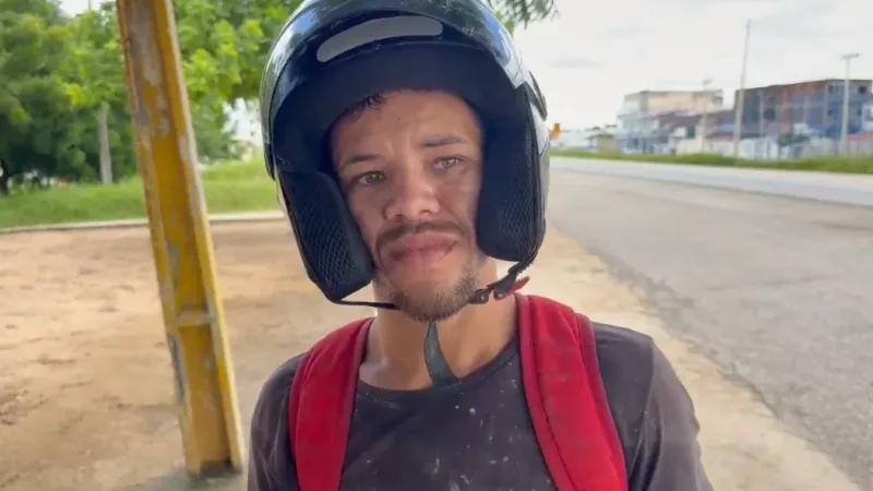 Maringá 98 FM — &nbsp; Um homem ficou ferido após ser atacado por cães enquanto trafegava de moto por uma rua próxima à área da vaquejada, no centro de Pombal, no Sertão paraibano. O caso foi relatado pela própria vítima à reportagem. Segundo o motociclista, ele estava sozinho quando os animais avançaram em direção ao veículo. Na tentativa de desviar, acelerou a moto, mas acabou caindo após um dos cães atravessar repentinamente à sua frente. Com a queda, o homem sofreu ferimentos. A vítima afirmou ainda que passa diariamente pelo local acompanhado da esposa e da filha de apenas sete meses, e relatou preocupação [&hellip;]