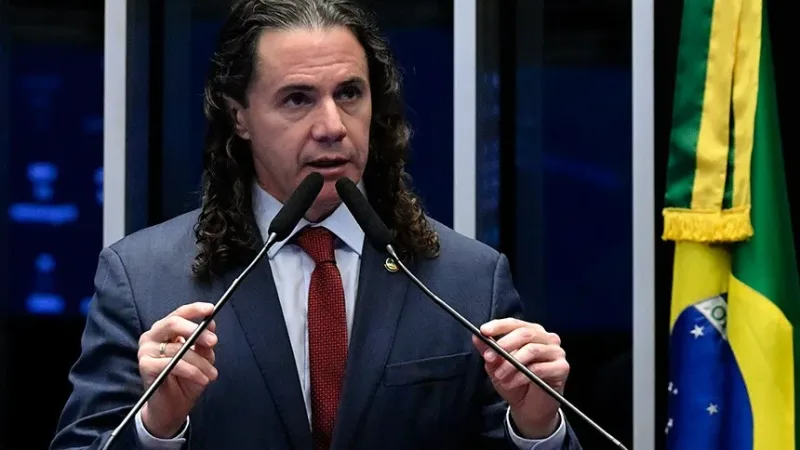 Maringá 98 FM — Em pronunciamento no Plenário nesta quarta-feira (15), o senador Veneziano Vital do Rêgo (MDB-PB) anunciou a construção de uma unidade do Hospital de Amor em Campina Grande (PB). O hospital filantrópico, mantido pela Fundação Pio XII, é especializado no tratamento e na prevenção de câncer. Segundo o parlamentar, o projeto amplia a capacidade de atendimento oncológico na região e deve beneficiar pacientes de diversos municípios do interior da Paraíba. O senador destacou que a unidade já opera provisoriamente na cidade, com atendimentos voltados principalmente à saúde da mulher. Ressaltou que a nova estrutura permitirá a ampliação dos serviços oferecidos. Ele [&hellip;]