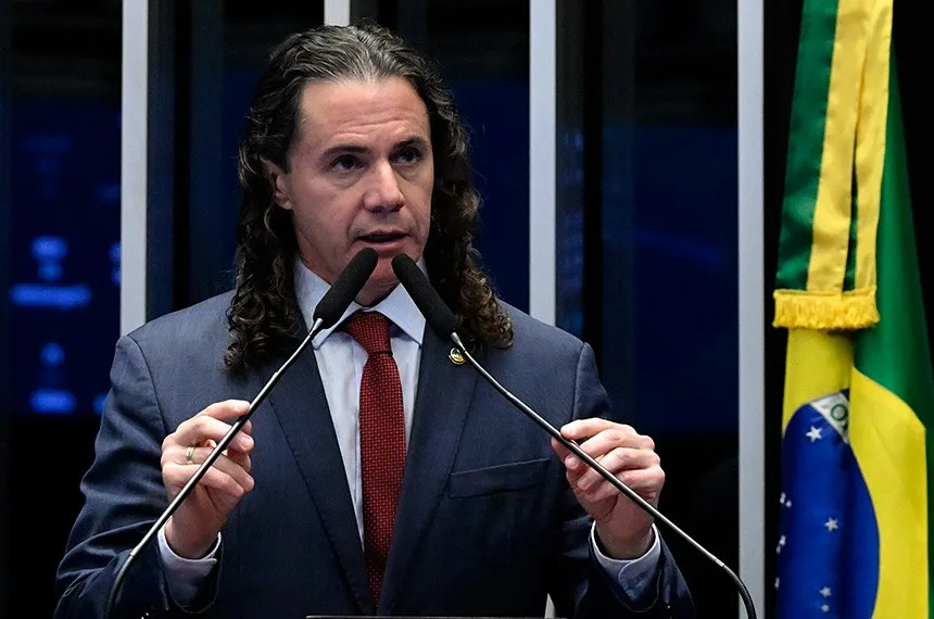 Maringá 98 FM —   Em pronunciamento no Plenário nesta quarta-feira (15), o senador Veneziano Vital do Rêgo (MDB-PB) anunciou a construção de uma unidade do Hospital de Amor em Campina Grande (PB). O hospital filantrópico, mantido pela Fundação Pio XII, é especializado no tratamento e na prevenção de câncer. Segundo o parlamentar, o projeto amplia a capacidade de atendimento oncológico na região e deve beneficiar pacientes de diversos municípios do interior da Paraíba. O senador destacou que a unidade já opera provisoriamente na cidade, com atendimentos voltados principalmente à saúde da mulher. Ressaltou que a nova estrutura permitirá a ampliação dos serviços oferecidos. […]