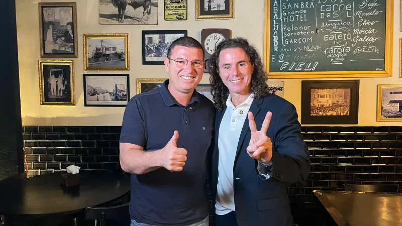 Maringá 98 FM — O Vereador Dinho Papaléguas, de Campina Grande, anunciou nesta quarta-feira (01) o seu apoio à reeleição do Senador Veneziano Vital do Rêgo (MDB-PB), nas eleições deste ano. Foi durante encontro dos dois, que selou a parceria de Veneziano com as pautas defendidas pelo parlamentar na Rainha da Borborema. Dinho disse que apoiará Veneziano por considerar tudo o que ele tem feito por Campina Grande e pela Paraíba, ressaltando que o parlamentar tem tido uma atuação louvável, digna de um grande representante do povo campinense e paraibano. “Conte com o nosso apoio e pode ter certeza de que quem ama Campina [&hellip;]