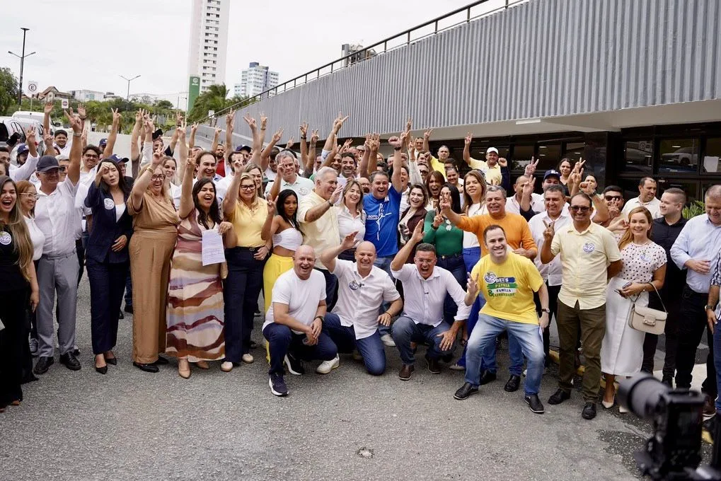 Maringá 98 FM —   O senador Efraim Filho (PL), pré-candidato ao Governo da Paraíba, liderou nesta quarta-feira (1º), em Campina Grande, um ato político de filiação que reuniu lideranças de diversas regiões do estado e marcou o fortalecimento do Partido Liberal no cenário eleitoral para 2026. Realizado no Garden Hotel, em Campina Grande, o encontro teve como foco a ampliação da base partidária do PL e a montagem de chapas competitivas para a Assembleia Legislativa e a Câmara Federal, dentro de uma estratégia clara de crescimento da legenda e consolidação do projeto político liderado pelo senador. O evento contou com a presença de […]
