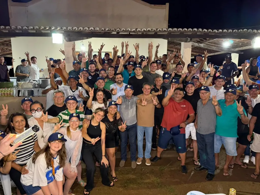 Maringá 98 FM — O senador Efraim Filho (PL) segue ampliando sua base política e consolidando sua pré-candidatura ao Governo do Estado. Com agenda intensa e articulações estratégicas, ele tem conquistado importantes adesões no interior, fortalecendo ainda mais o projeto que vem mobilizando várias lideranças e correligionários em todas as regiões, principalmente depois da mudança de legenda do parlamentar que deixou o União Brasil e ingressou no Partido Liberal – PL. Após receber apoios relevantes nos municípios de Catolé do Rocha e Sumé, Efraim avançou no Sertão e firmou, nessa quinta-feira (2), mais uma aliança significativa. O prefeito de Pombal, Gallego da Gavel, oficializou […]