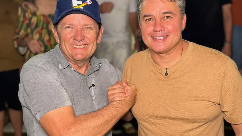 Maringá 98 FM — O senador Efraim Filho (PL) segue ampliando sua base política e consolidando sua pré-candidatura ao Governo do Estado. Com agenda intensa e articulações estratégicas, ele tem conquistado importantes adesões no interior, fortalecendo ainda mais o projeto que vem mobilizando várias lideranças e correligionários em todas as regiões, principalmente depois da mudança de legenda do parlamentar que deixou o União Brasil e ingressou no Partido Liberal – PL. Após receber apoios relevantes nos municípios de Catolé do Rocha e Sumé, Efraim avançou no Sertão e firmou, nessa quinta-feira (2), mais uma aliança significativa. O prefeito de Pombal, Gallego da Gavel, oficializou [&hellip;]