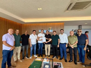 Maringá 98 FM — Em ato político conduzido pelo presidente estadual da legenda, Hugo Motta, foi oficializada neste sábado (04) a filiação do deputado estadual Tião Gomes ao partido, ocasião em que também foi anunciada sua pré-candidatura a deputado federal. A chegada de Tião Gomes ao Republicanos ocorre a partir de um convite feito pelo presidente Hugo Motta e parlamentares da sigla, prontamente aceito pelo deputado, que passa a integrar o projeto político do partido para as eleições de 2026. Durante o ato, Hugo Motta destacou a identidade e os valores que marcam a atuação do Republicanos na Paraíba, além de ressaltar a relevância […]
