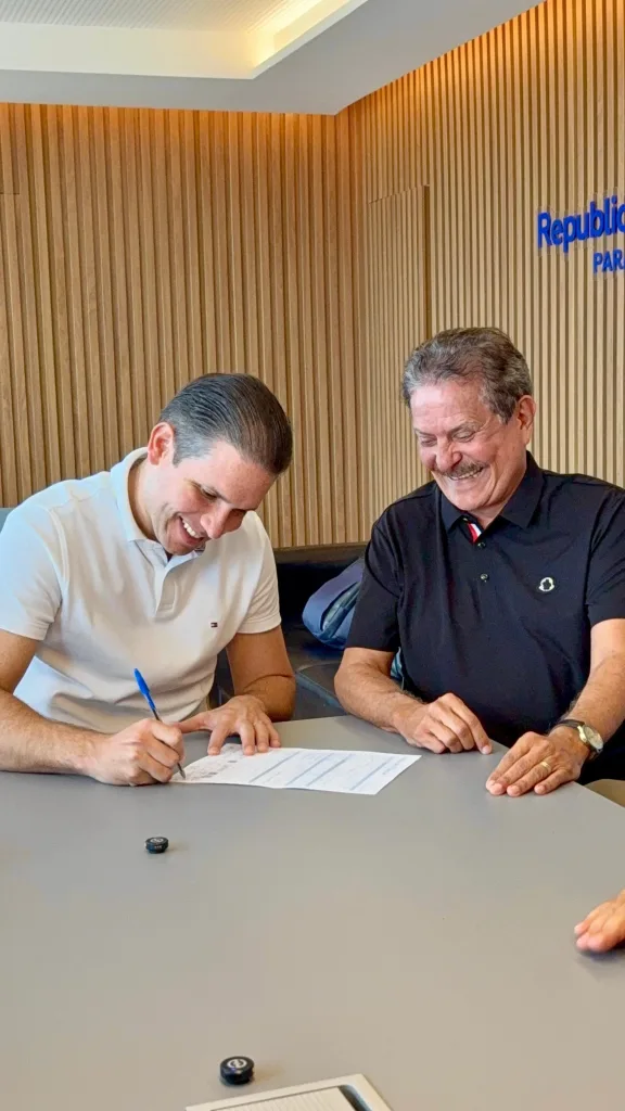 Maringá 98 FM — Em ato político conduzido pelo presidente estadual da legenda, Hugo Motta, foi oficializada neste sábado (04) a filiação do deputado estadual Tião Gomes ao partido, ocasião em que também foi anunciada sua pré-candidatura a deputado federal. A chegada de Tião Gomes ao Republicanos ocorre a partir de um convite feito pelo presidente Hugo Motta e parlamentares da sigla, prontamente aceito pelo deputado, que passa a integrar o projeto político do partido para as eleições de 2026. Durante o ato, Hugo Motta destacou a identidade e os valores que marcam a atuação do Republicanos na Paraíba, além de ressaltar a relevância […]