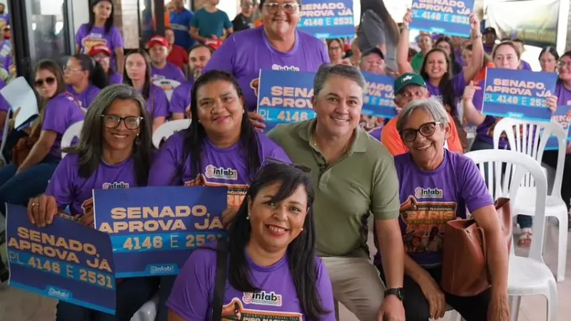 Maringá 98 FM — O senador Efraim Filho reafirmou sua parceria com os trabalhadores da limpeza urbana e com os profissionais de apoio escolar ao participar do Encontro Estadual realizado nessa segunda-feira (13), em Campina Grande. O evento, no Clube do Sintab, foi em defesa do PL 4146/2020 que prevê a regulamentação da profissão de trabalhador de limpeza urbana, com a instituição de um piso salarial nacional estimado em cerca de R$ 4 mil, adicional de insalubridade de 40%, jornada semanal de 36 horas e aposentadoria especial. Com trajetória marcada pelo apoio à pauta desde os tempos em que era deputado federal, Efraim destacou [&hellip;]