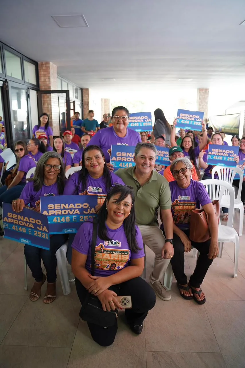 Maringá 98 FM — O senador Efraim Filho reafirmou sua parceria com os trabalhadores da limpeza urbana e com os profissionais de apoio escolar ao participar do Encontro Estadual realizado nessa segunda-feira (13), em Campina Grande. O evento, no Clube do Sintab, foi em defesa do PL 4146/2020 que prevê a regulamentação da profissão de trabalhador de limpeza urbana, com a instituição de um piso salarial nacional estimado em cerca de R$ 4 mil, adicional de insalubridade de 40%, jornada semanal de 36 horas e aposentadoria especial. Com trajetória marcada pelo apoio à pauta desde os tempos em que era deputado federal, Efraim destacou […]