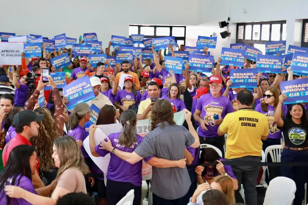 Maringá 98 FM — O Senador Veneziano Vital do Rêgo (MDB-PB) participou nessa segunda-feira (13) do Encontro Estadual dos Garis e Pessoal de Apoio. O evento foi promovido pelo Sindicato dos Trabalhadores Públicos Municipais do Agreste e Borborema – Sintab em Campina Grande. Veneziano estava acompanhado da pre-candidata a deputada estadual Ana Claudia e da vereadora campinense Pâmela Vital. Durante o encontro, Veneziano reafirmou seu apoio e o trabalho de articulação pela aprovação do Piso Nacional dos Garis (PL 4146/2020) e do Piso Nacional do Apoio (PL 2531/2021). As duas matérias foram aprovados na Câmara dos Deputados e seguiram para análise e votação no […]