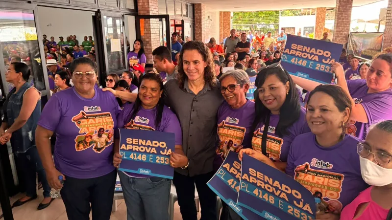 Maringá 98 FM — O Senador Veneziano Vital do Rêgo (MDB-PB) participou nessa segunda-feira (13) do Encontro Estadual dos Garis e Pessoal de Apoio. O evento foi promovido pelo Sindicato dos Trabalhadores Públicos Municipais do Agreste e Borborema – Sintab em Campina Grande. Veneziano estava acompanhado da pre-candidata a deputada estadual Ana Claudia e da vereadora campinense Pâmela Vital. Durante o encontro, Veneziano reafirmou seu apoio e o trabalho de articulação pela aprovação do Piso Nacional dos Garis (PL 4146/2020) e do Piso Nacional do Apoio (PL 2531/2021). As duas matérias foram aprovados na Câmara dos Deputados e seguiram para análise e votação no [&hellip;]