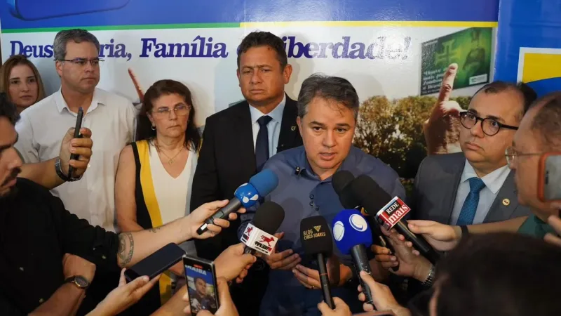 Maringá 98 FM — O senador Efraim Filho, presidente do PL na Paraíba, manifestou perplexidade diante do cenário político “e policial” em Cabedelo após os desdobramentos da Operação Cítrico, realizada pela Polícia Federal, na manhã desta terça-feira (14), resultando no afastamento do prefeito interino e eleito no domingo passado, Edvaldo Neto, por suspeitas de ligação da gestão com facções criminosas. O parlamentar afirmou que o setor jurídico do PL está acionando a Justiça Eleitoral para pedir a suspensão da diplomação de Edvaldo, prevista para o próximo dia 20. “O primeiro passo é suspender a diplomação e, em seguida, sugerir a posse de Walber no [&hellip;]