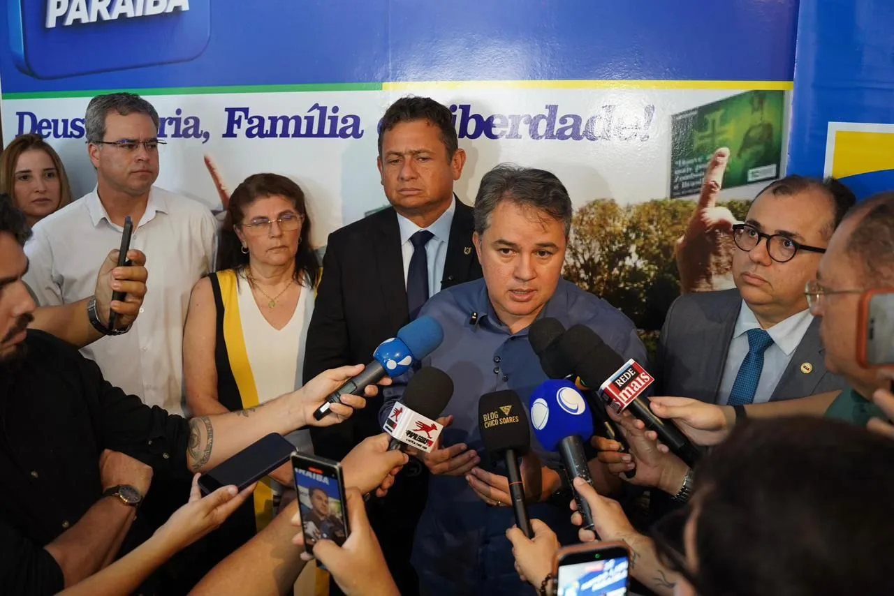 Maringá 98 FM — O senador Efraim Filho, presidente do PL na Paraíba, manifestou perplexidade diante do cenário político “e policial” em Cabedelo após os desdobramentos da Operação Cítrico, realizada pela Polícia Federal, na manhã desta terça-feira (14), resultando no afastamento do prefeito interino e eleito no domingo passado, Edvaldo Neto, por suspeitas de ligação da gestão com facções criminosas. O parlamentar afirmou que o setor jurídico do PL está acionando a Justiça Eleitoral para pedir a suspensão da diplomação de Edvaldo, prevista para o próximo dia 20. “O primeiro passo é suspender a diplomação e, em seguida, sugerir a posse de Walber no […]