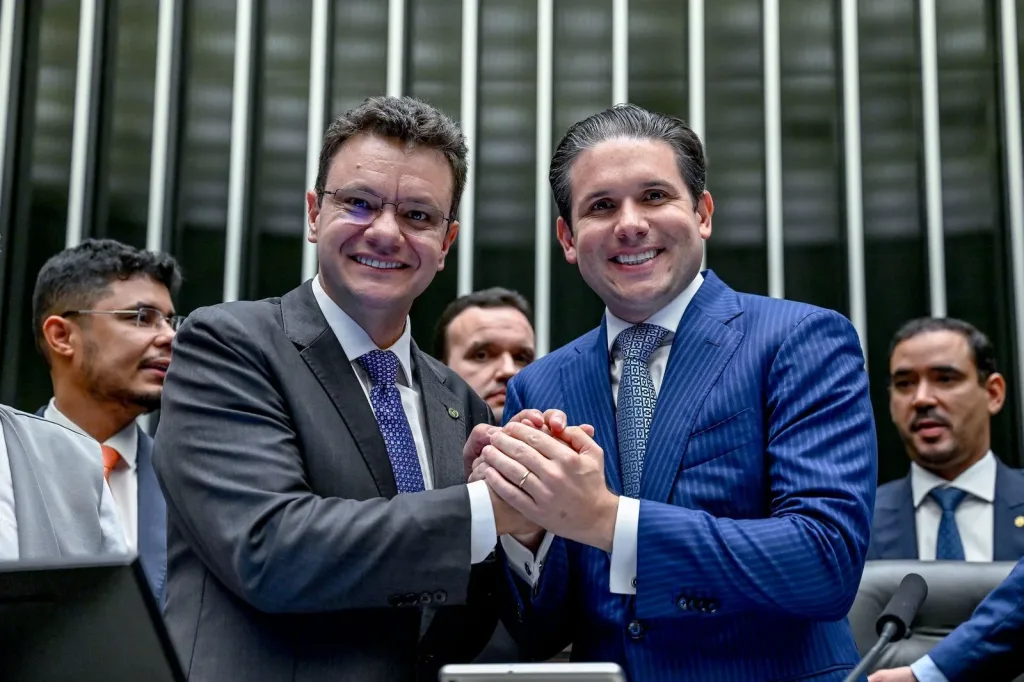 Maringá 98 FM — Eleição de Odair Cunha confirma a força de Hugo Motta na Câmara: ele entrega a vaga prometida ao PT, supera resistências no Plenário e se fortalece para 2027 e junto ao Planalto. A eleição do deputado Odair Cunha(PT-MG) para o Tribunal de Contas da União transforma a disputa por uma vaga na corte em uma vitória política de Hugo Motta (Republicanos-PB). Tratada nos bastidores como um teste de força do presidente da Câmara, a votação confirmou sua capacidade de organizar maioria, cumprir o acordo fechado com o PT ainda na campanha pelo comando da Casa e transformar articulação em resultado […]