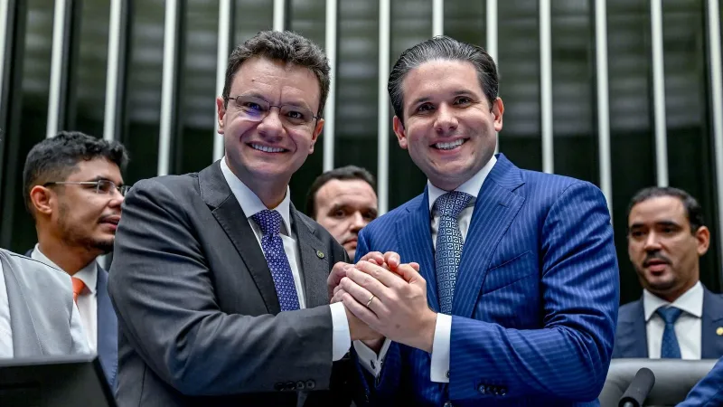 Maringá 98 FM — Eleição de Odair Cunha confirma a força de Hugo Motta na Câmara: ele entrega a vaga prometida ao PT, supera resistências no Plenário e se fortalece para 2027 e junto ao Planalto. A eleição do deputado Odair Cunha(PT-MG) para o Tribunal de Contas da União transforma a disputa por uma vaga na corte em uma vitória política de Hugo Motta (Republicanos-PB). Tratada nos bastidores como um teste de força do presidente da Câmara, a votação confirmou sua capacidade de organizar maioria, cumprir o acordo fechado com o PT ainda na campanha pelo comando da Casa e transformar articulação em resultado [&hellip;]