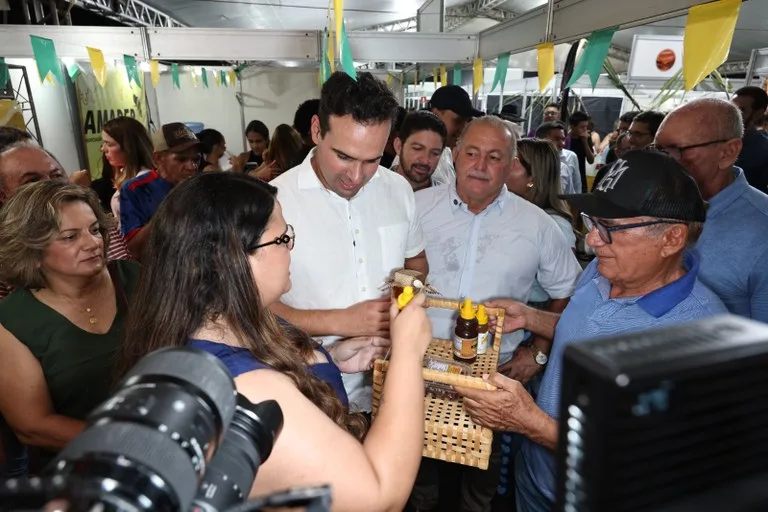 Maringá 98 FM — Ogovernador Lucas Ribeiro participou, neste sábado (25), do encerramento da 2ª Exposição e Feira Agropecuária de Patos (Expo Patos), no Sertão paraibano. O evento, que teve o apoio do Governo do Estado, dentro do Circuito Paraíba Agronegócios, começou na quinta-feira (23) e contou com exposição de animais, concurso de raças e torneio leiteiro, além de comercialização de produtos artesanais e concurso de produtos lácteos, curso de produção de queijos e palestras. Mais cedo, Lucas Ribeiro esteve em São Bentinho, ocasião em que anunciou convênio com a prefeitura do Município para a reforma do Centro Comercial e prestigiou a final do […]