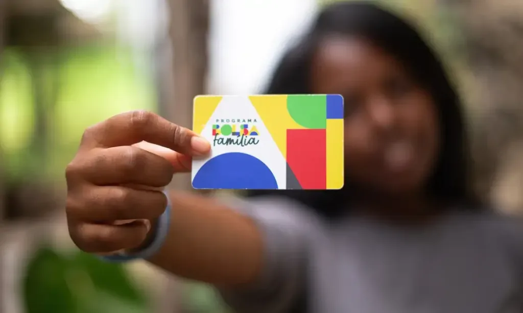 Maringá 98 FM — A Caixa Econômica Federal paga nesta segunda-feira (27) a parcela de abril do Bolsa Família aos beneficiários com Número de Inscrição Social (NIS) de final 7. O valor mínimo corresponde a R$ 600, mas com o novo adicional o valor médio do benefício sobe para R$ 678,22. Segundo o Ministério do Desenvolvimento e Assistência Social, neste mês o programa de transferência de renda do Governo Federal alcançará 18,9 milhões de famílias, com gasto de R$ 12,8 bilhões. Além do benefício mínimo, há o pagamento de três adicionais. O Benefício Variável Familiar Nutriz paga seis parcelas de R$ 50 a mães […]