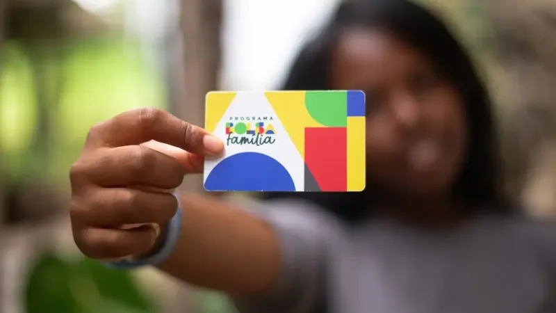 Maringá 98 FM — A Caixa Econômica Federal paga nesta segunda-feira (27) a parcela de abril do Bolsa Família aos beneficiários com Número de Inscrição Social (NIS) de final 7. O valor mínimo corresponde a R$ 600, mas com o novo adicional o valor médio do benefício sobe para R$ 678,22. Segundo o Ministério do Desenvolvimento e Assistência Social, neste mês o programa de transferência de renda do Governo Federal alcançará 18,9 milhões de famílias, com gasto de R$ 12,8 bilhões. Além do benefício mínimo, há o pagamento de três adicionais. O Benefício Variável Familiar Nutriz paga seis parcelas de R$ 50 a mães [&hellip;]