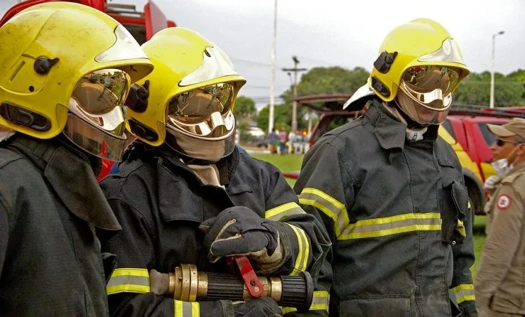 Maringá 98 FM — Uma idosa de 90 anos e a filha de 60 anos morreram na manhã desta terça-feira (31) na cidade de Cajazeiras, no Sertão da Paraíba, após um incêndio atingir a casa em que moravam. De acordo com as investigações, a suspeita é que as chamas tenham se iniciado em um ventilador que estava em um dos quartos da residência. Apesar disso, uma perícia deve ser realizada para confirmar a hipótese. Equipes do Corpo de Bombeiros foram acionadas, ao chegarem no local, encontraram Maria Constância da Costa, de 90 anos, já morta na cama com sinais de carbonização. A vítima era acamada [&hellip;]