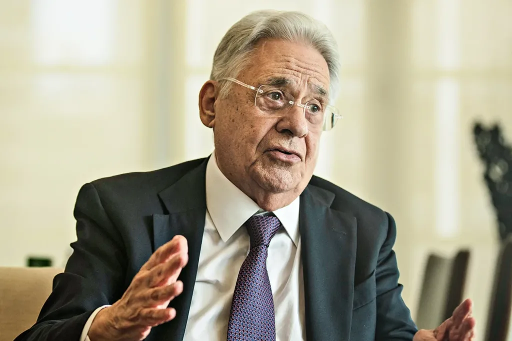 Maringá 98 FM — O Tribunal de Justiça de São Paulo decidiu interditar o ex-presidente Fernando Henrique Cardoso após pedido da família. A decisão atende a uma solicitação dos filhos de Fernando Henrique, que apontaram agravamento no quadro de saúde. Documentos anexados ao processo indicam evolução de declínio cognitivo em decorrência de Alzheimer. Com a medida, o filho Paulo Henrique Cardoso foi nomeado responsável legal pelos atos administrativos e pelo patrimônio do ex-presidente. Procurada, a assessoria de FHC confirmou a decisão da Justiça, mas informou que não vai comentar o caso por se tratar de um assunto de foro íntimo. Clique aqui e receba notícias exclusivas do […]