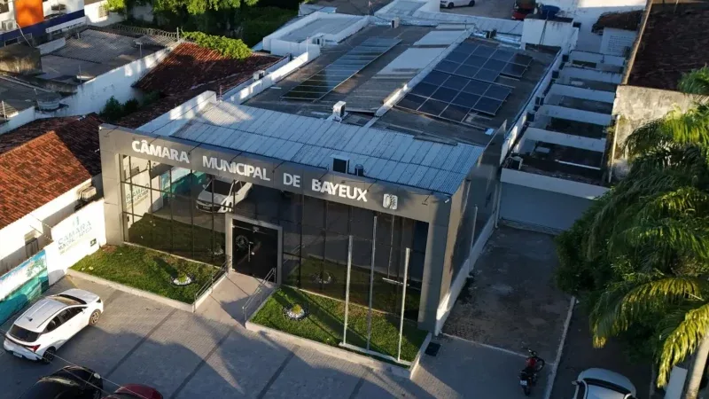 Maringá 98 FM — A vereadora Rosiene Sarinha, da cidade de Bayeux, foi alvo de uma operação na manhã desta terça-feira (28). A ação apura um suposto esquema de desvio de recursos públicos, com a prática de “rachadinha”. A Justiça determinou o afastamento da parlamentar do cargo. Foram cumpridos mandados judiciais no apartamento da vereadora, localizado no bairro Pedro Gondim, em João Pessoa, além de diligências realizadas na Câmara Municipal de Bayeux. Também são alvos da operação o filho da vereadora e um assessor ligado ao gabinete da parlamentar na Câmara Municipal. “Os indícios levam a crer que, à época em que ela estava [&hellip;]
