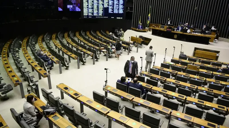 Maringá 98 FM — A Comissão de Constituição e Justiça da Câmara dos Deputados aprovou, nesta quarta-feira (22), por unanimidade, o parecer favorável do deputado Paulo Azi (União-BA), relator da PEC que acaba com a escala 6×1. O parlamentar foi favorável à aprovação do projeto. O texto agora será enviado para Comissão Especial da Casa que analisará o mérito da proposta. Em seguida, irá ser votado pelo Plenário da Câmara. A aprovação da PEC é uma prioridade do governo Lula (PT), visando a reeleição nas eleições de outubro. O presidente da Câmara, Hugo Motta, se comprometeu com o petista de pautar a proposta na [&hellip;]