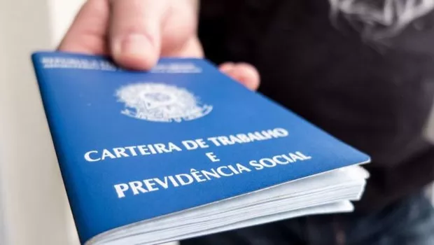 Maringá 98 FM — O sistema Nacional de Emprego da Paraíba (Sine-PB) vai alterar o atendimento aos trabalhadores na próxima semana, em virtude do feriado nacional e o ponto facultativo nas repartições estaduais. Sendo assim, as atividades voltarão com atendimento normal ao público na quarta-feira (22), com a oferta de 913 vagas de trabalho em diferentes áreas de atuação e níveis de escolaridade. Os postos do Sine-PB estão instalados em 11 municípios: João Pessoa, Campina Grande, Patos, Santa Rita, Princesa Isabel, Conde, Sapé, Pombal, Mamanguape, São Bento e Cabedelo. Campina Grande reúne 322 vagas, contemplando funções como armazenista (180), ajudante de motorista (30), operador [&hellip;]
