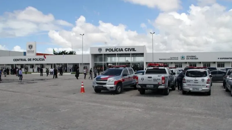 Maringá 98 FM — Uma operação da Polícia Federal com a Polícia Civil, deflagrada na manhã desta quarta-feira (29), realizou mandados de prisão e busca e apreensão contra suspeitos de atuação no tráfico de drogas. As ações foram em cidades da Paraíba e mais três estados. Com o apoio da Polícia Militar, foram cumpridos mandados em Campina Grande e na cidade de Sertânia, em Pernambuco. A Operação Corte Profundo é resultado de ações da Força Integrada de Combate ao Crime Organizado (FICCO) e um desdobramento da Operação Corte Raso, que foi realizada anteriormente e contribuiu para a evolução da investigação. As polícias seguem atuando no cumprimento das [&hellip;]