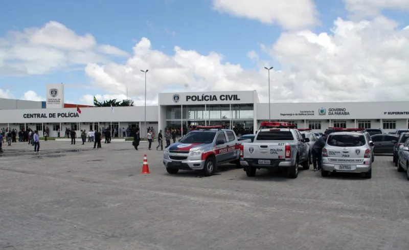 Maringá 98 FM —   Uma operação da Polícia Federal com a Polícia Civil, deflagrada na manhã desta quarta-feira (29), realizou mandados de prisão e busca e apreensão contra suspeitos de atuação no tráfico de drogas. As ações foram em cidades da Paraíba e mais três estados. Com o apoio da Polícia Militar, foram cumpridos mandados em Campina Grande e na cidade de Sertânia, em Pernambuco. A Operação Corte Profundo é resultado de ações da Força Integrada de Combate ao Crime Organizado (FICCO) e um desdobramento da Operação Corte Raso, que foi realizada anteriormente e contribuiu para a evolução da investigação. As polícias seguem atuando no cumprimento […]