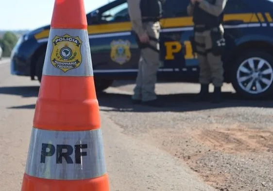 Maringá 98 FM — A operação especial da Polícia Rodoviária Federal (PRF) durante o período de feriadão de Tiradentes, entre o sábado (18) e a terça-feira (21), registrou 1.214 motoristas dirigindo acima da velocidade permitida nas rodovias federais na Paraíba. Apesar dos registros, a PRF afirmou que ninguém morreu vítima de acidente de trânsito nas rodovias federais que cortam o estado durante o feriadão. Em nota, a PRF avaliou “positivamente” o balanço do período do feriado. Veja detalhes dos registros da operação: – Acidentes: 25 ocorrências registradas. – Feridos: 33 pessoas com ferimentos leves ou moderados. – Mortes: zero. – Excesso de velocidade – [&hellip;]