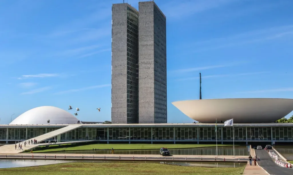 Maringá 98 FM — A Comissão de Constituição e Justiça e de Cidadania (CCJ) da Câmara dos Deputados aprovou proposta que fixa o piso salarial do assistente social em R$ 5,5 mil para carga de trabalho de 30 horas semanais. O valor será reajustado anualmente pelo Índice Nacional de Preços ao Consumidor (INPC). Como foi analisada em caráter conclusivo, a proposta poderá seguir para o Senado, salvo se houver recurso para análise no Plenário da Câmara. Para virar lei, a versão final do texto precisa ser aprovada pelas duas Casas. Por recomendação da relatora, deputada Laura Carneiro (PSD-RJ), foi aprovada a versão da Comissão de […]
