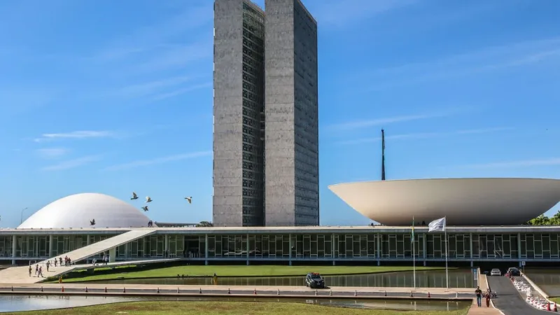 Maringá 98 FM — A Comissão de Constituição e Justiça e de Cidadania (CCJ) da Câmara dos Deputados aprovou proposta que fixa o piso salarial do assistente social em R$ 5,5 mil para carga de trabalho de 30 horas semanais. O valor será reajustado anualmente pelo Índice Nacional de Preços ao Consumidor (INPC). Como foi analisada em caráter conclusivo, a proposta poderá seguir para o Senado, salvo se houver recurso para análise no Plenário da Câmara. Para virar lei, a versão final do texto precisa ser aprovada pelas duas Casas. Por recomendação da relatora, deputada Laura Carneiro (PSD-RJ), foi aprovada a versão da Comissão de [&hellip;]