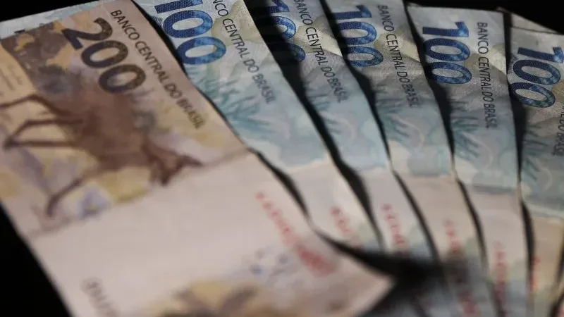 Maringá 98 FM — Mais de 700 mil benefícios pagos pelo Instituto Nacional do Seguro Social (INSS) na Paraíba terão o valor do 13º salário antecipado nos meses de abril e maio deste ano, conforme Decreto nº 12.884, assinado pelo presidente da República, Luiz Inácio Lula da Silva, e publicado em edição extra do Diário Oficial da União na última quinta-feira (19). A antecipação transferirá R$ 1,3 bilhão aos beneficiários do estado. O calendário de pagamento da primeira parcela vai de 24 de abril até 8 de maio. A segunda metade do 13º será paga de 25 de maio a 8 de junho. A data [&hellip;]