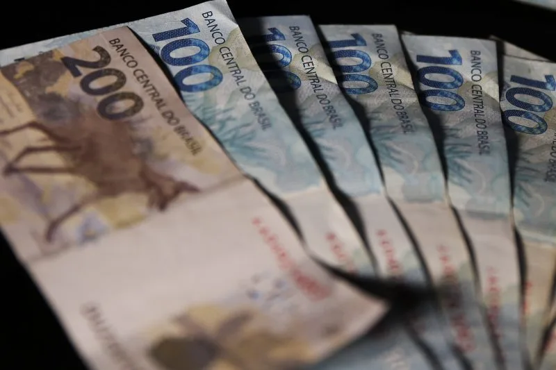Maringá 98 FM — Mais de 700 mil benefícios pagos pelo Instituto Nacional do Seguro Social (INSS) na Paraíba terão o valor do 13º salário antecipado nos meses de abril e maio deste ano, conforme Decreto nº 12.884, assinado pelo presidente da República, Luiz Inácio Lula da Silva, e publicado em edição extra do Diário Oficial da União na última quinta-feira (19). A antecipação transferirá R$ 1,3 bilhão aos beneficiários do estado. O calendário de pagamento da primeira parcela vai de 24 de abril até 8 de maio. A segunda metade do 13º será paga de 25 de maio a 8 de junho. A data […]