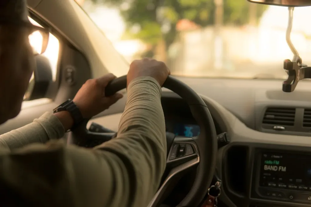 Maringá 98 FM — Um projeto de lei em tramitação no Congresso Nacional pode endurecer significativamente as punições para motoristas que dirigirem sob efeito de álcool e se envolverem em acidentes graves. A proposta prevê multa de até R$ 29.347 e suspensão da Carteira Nacional de Habilitação (CNH) por até 10 anos nos casos em que houver morte da vítima. O texto, que altera a legislação da Lei Seca, estabelece que a penalidade poderá chegar a 100 vezes o valor de uma infração gravíssima, hoje fixada em R$ 293,47. Além da multa, o motorista perderia o direito de dirigir por uma década em acidentes […]