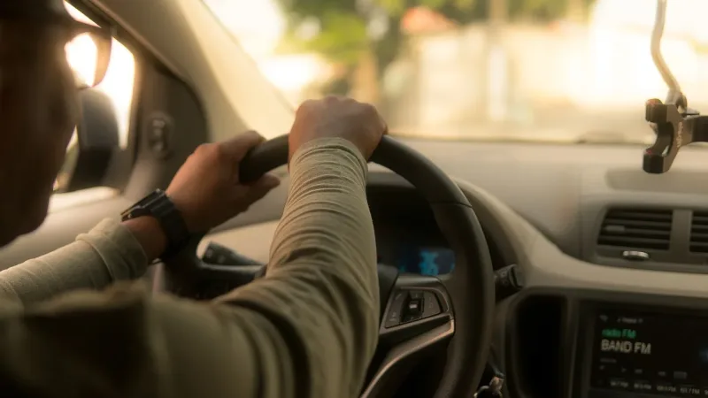 Maringá 98 FM — Um projeto de lei em tramitação no Congresso Nacional pode endurecer significativamente as punições para motoristas que dirigirem sob efeito de álcool e se envolverem em acidentes graves. A proposta prevê multa de até R$ 29.347 e suspensão da Carteira Nacional de Habilitação (CNH) por até 10 anos nos casos em que houver morte da vítima. O texto, que altera a legislação da Lei Seca, estabelece que a penalidade poderá chegar a 100 vezes o valor de uma infração gravíssima, hoje fixada em R$ 293,47. Além da multa, o motorista perderia o direito de dirigir por uma década em acidentes [&hellip;]