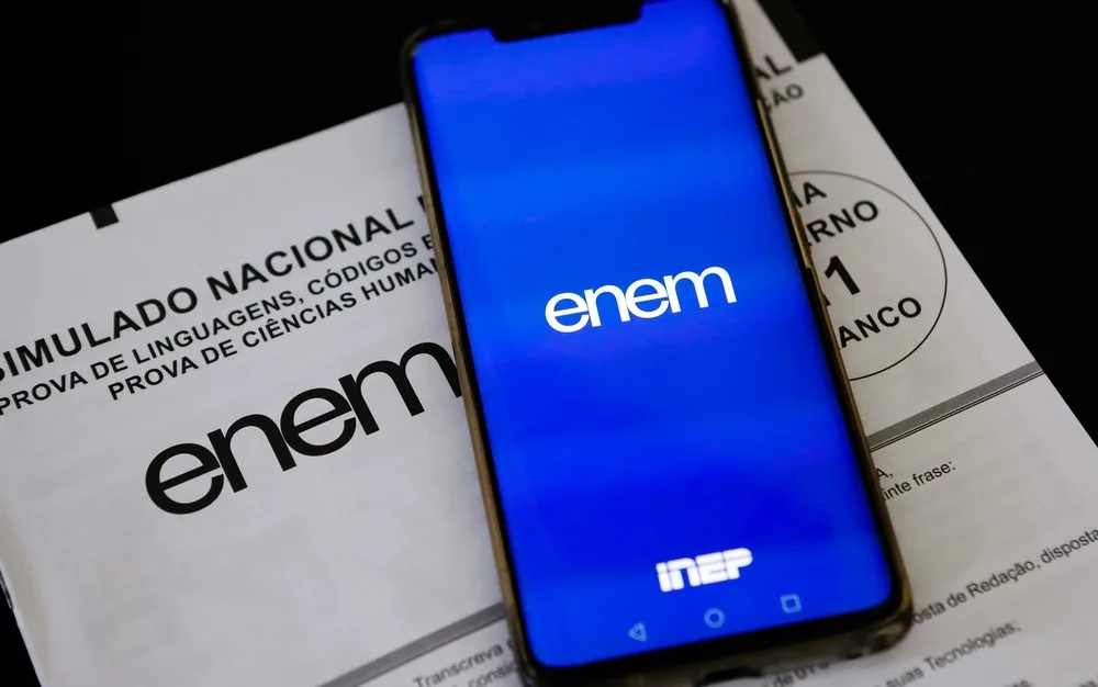 Maringá 98 FM —   O Instituto Nacional de Estudos e Pesquisas Educacionais Anísio Teixeira (Inep) divulgou as regras para quem deseja realizar o Enem 2026 sem pagar a taxa de inscrição. O período para solicitar o benefício, assim como para justificar a ausência na edição de 2025, começa no dia 13 de abril e vai até 24 de abril, na Página do Participante, com o login único do gov.br. A gratuidade é destinada a estudantes que atendem a critérios socioeconômicos específicos. Vale lembrar que a aprovação da isenção não garante a participação no exame: todos os candidatos, isentos ou não, deverão realizar a inscrição formal em data a ser divulgada […]