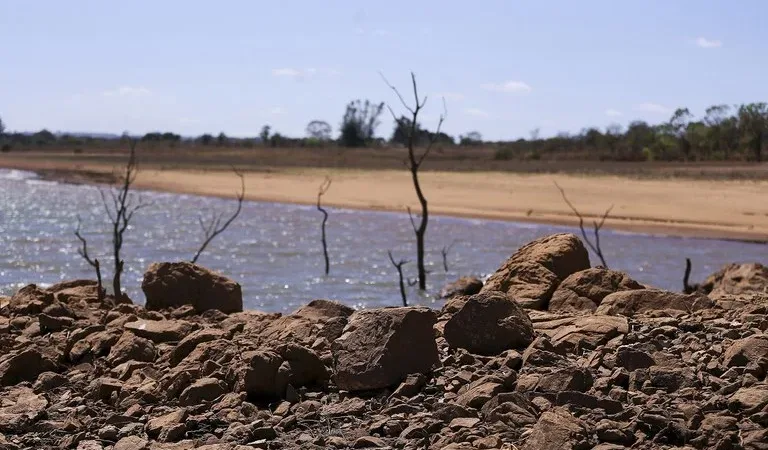 Maringá 98 FM — O Governo Federal reconheceu situação de emergência em duas cidades da Paraíba por causa da estiagem. O reconhecimento foi publicado em portaria no Diário Oficial da União nesta segunda-feira (27). As cidades que entraram em situação de emergência foram Igaracy e São José de Princesa. Com o reconhecimento de emergência, as prefeituras podem solicitar recursos do Governo Federal para ações de defesa civil, como compra de cestas básicas, água mineral, refeição para trabalhadores e voluntários, kits de limpeza de residência, higiene pessoal e dormitório, entre outros. Até o momento, a Paraíba tem 118 reconhecimentos vigentes por estiagem. &nbsp; &nbsp; Fonte: [&hellip;]