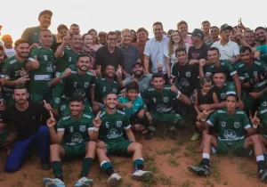 Maringá 98 FM — Ogovernador Lucas Ribeiro participou, neste sábado (25), do encerramento da 2ª Exposição e Feira Agropecuária de Patos (Expo Patos), no Sertão paraibano. O evento, que teve o apoio do Governo do Estado, dentro do Circuito Paraíba Agronegócios, começou na quinta-feira (23) e contou com exposição de animais, concurso de raças e torneio leiteiro, além de comercialização de produtos artesanais e concurso de produtos lácteos, curso de produção de queijos e palestras. Mais cedo, Lucas Ribeiro esteve em São Bentinho, ocasião em que anunciou convênio com a prefeitura do Município para a reforma do Centro Comercial e prestigiou a final do […]