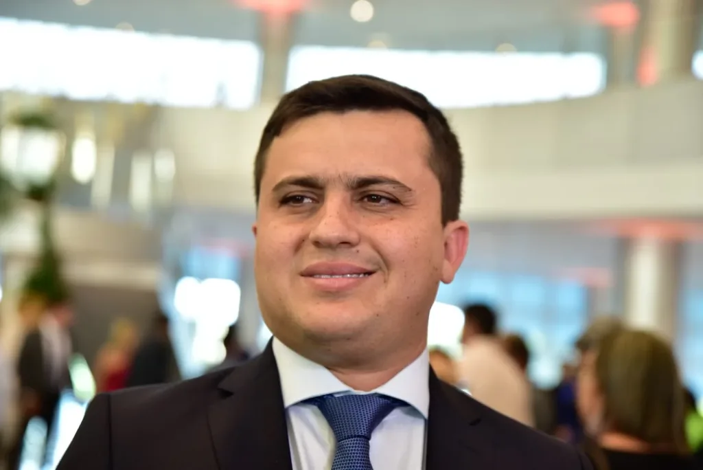 Maringá 98 FM —     O nome do deputado Gilbertinho Linhares vem ganhando força nos bastidores políticos como possível responsável por comandar politicamente a 13ª Regional de Educação em Pombal, no Sertão paraibano. A movimentação ganhou repercussão nos últimos dias após o parlamentar cumprir agenda administrativa pelo Sertão ao lado do governador Lucas Ribeiro durante o fim de semana. De acordo com informações de bastidores, servidores da 13ª Regional de Educação já teriam conhecimento da possível mudança e aguardam um posicionamento oficial do deputado. A expectativa agora gira em torno da confirmação — ou não — de alterações no comando da pasta na […]