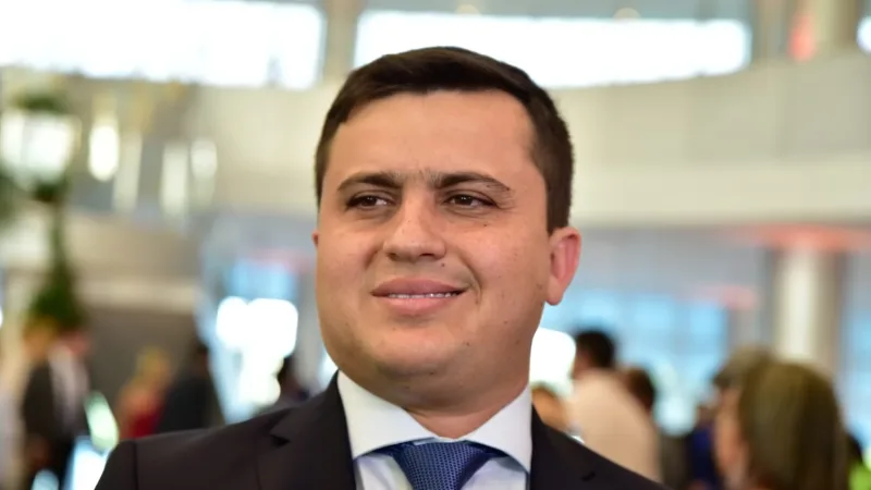 Maringá 98 FM — O nome do deputado Gilbertinho Linhares vem ganhando força nos bastidores políticos como possível responsável por comandar politicamente a 13ª Regional de Educação em Pombal, no Sertão paraibano. A movimentação ganhou repercussão nos últimos dias após o parlamentar cumprir agenda administrativa pelo Sertão ao lado do governador Lucas Ribeiro durante o fim de semana. De acordo com informações de bastidores, servidores da 13ª Regional de Educação já teriam conhecimento da possível mudança e aguardam um posicionamento oficial do deputado. A expectativa agora gira em torno da confirmação — ou não — de alterações no comando da pasta na cidade. Atualmente, [&hellip;]